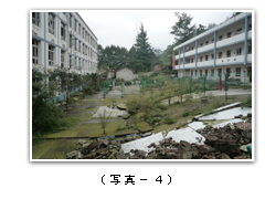 彭州市の白鹿学校の校内に発生した断層のズレ（約３ｍ）